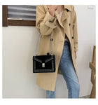 Small chain shoulder bag
